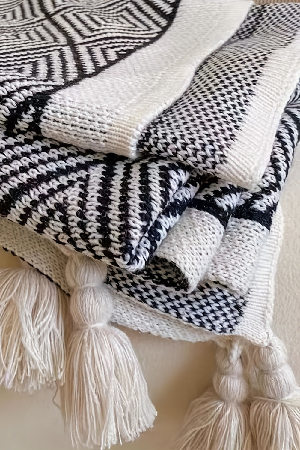 Black 127*152cm Geometric Knitted Tassel Throw Blanket